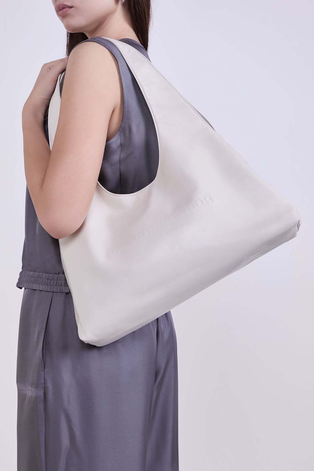 תמונת כל הלוק של תיק הובו מדיום